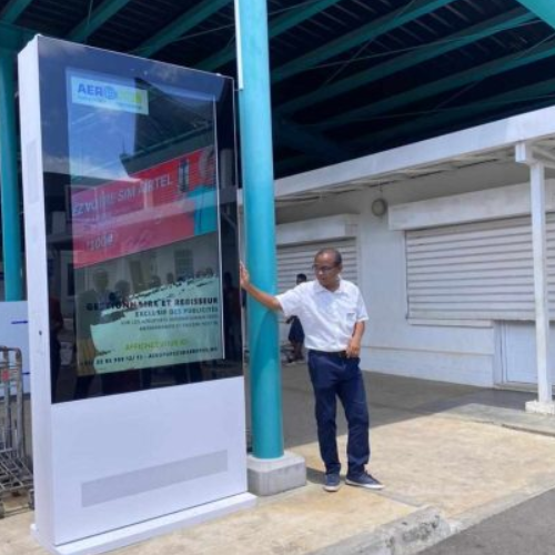 Mejora de la publicidad exterior con un quiosco digital de pie de doble pantalla de 75 pulgadas en Nosy Be (Madagascar)