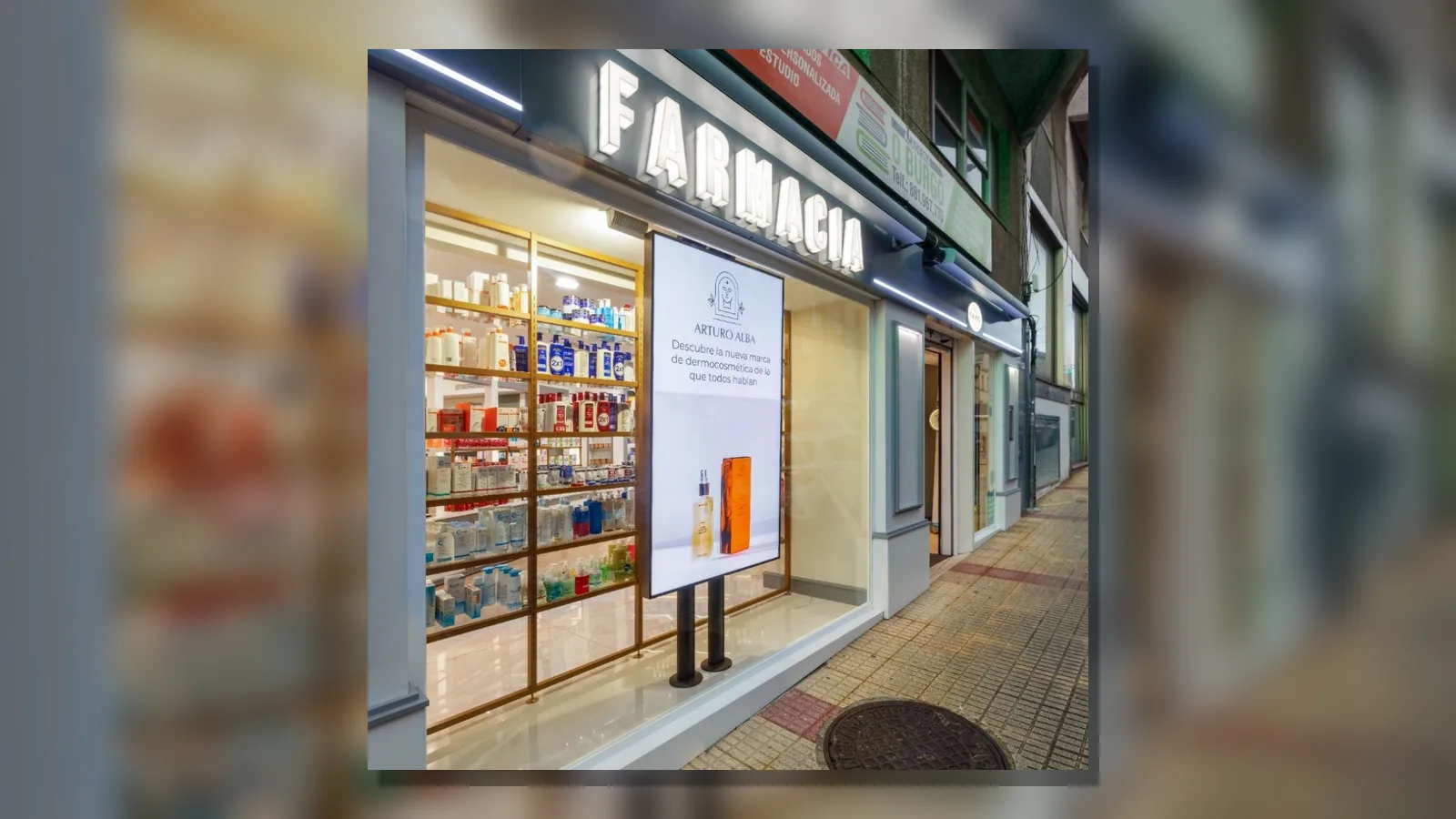 Vitrines de magasin à forte luminosité dans un environnement de vente au détail
