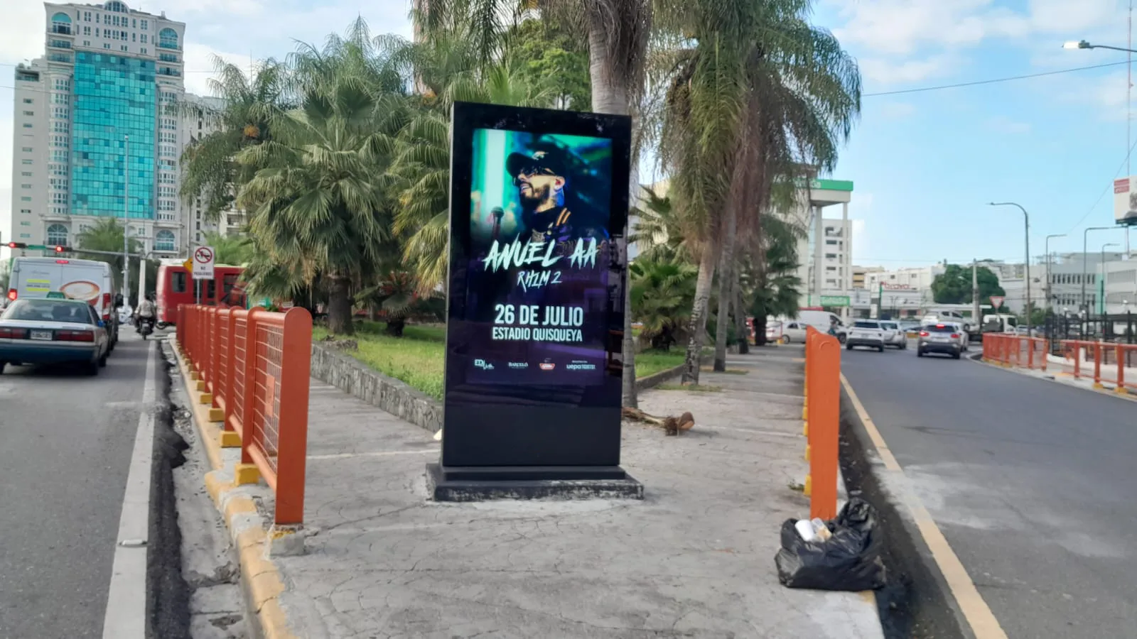 Affichage extérieur à haute luminosité lisible au soleil en environnement urbain
